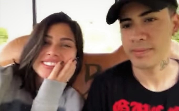 Kevinho e Flavia Pavanelli ostentam aliança