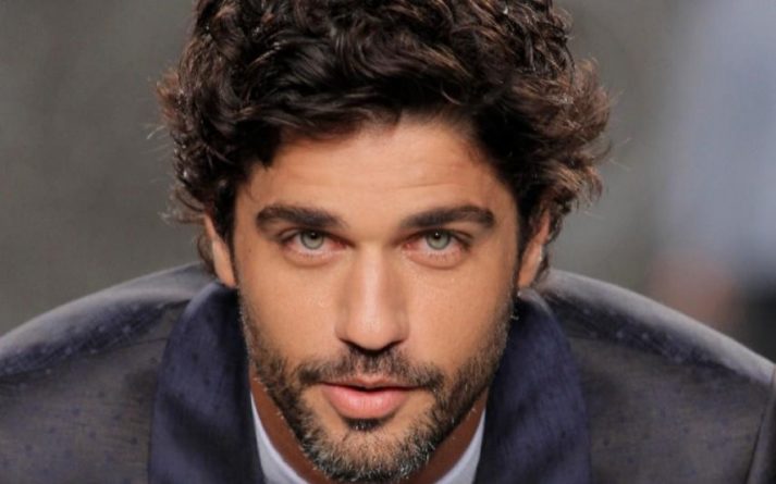 Ator da Globo revela que não “achava o buraco” em sua primeira vez