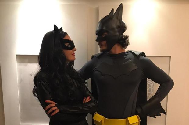 Fátima Bernardes vira mulher gato em bloco de carnaval com Túlio Gadêlha