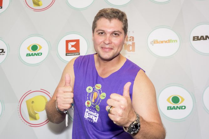 Joel Datena curte o carnaval baiano pela primeira vez