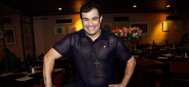 Evandro Santo corta o rosto após sofrer acidente no banheiro