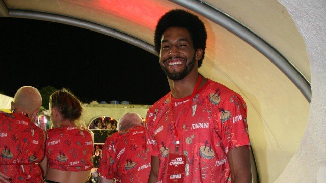 Dançarino fala sobre rumores de romance com Pabllo Vittar: “Deixa pensarem”