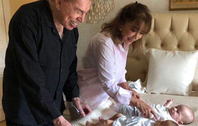 Sorridentes, Silvio Santos e Iris Abravanel paparicam novos herdeiros