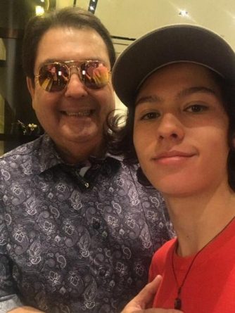 Namorado de Maisa Silva tieta “Faustão” durante compras em São Paulo