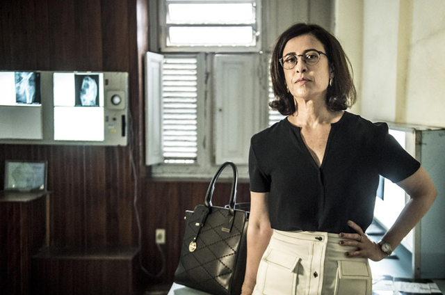 Fernanda Torres viverá diretora ambiciosa em “Sob Pressão”
