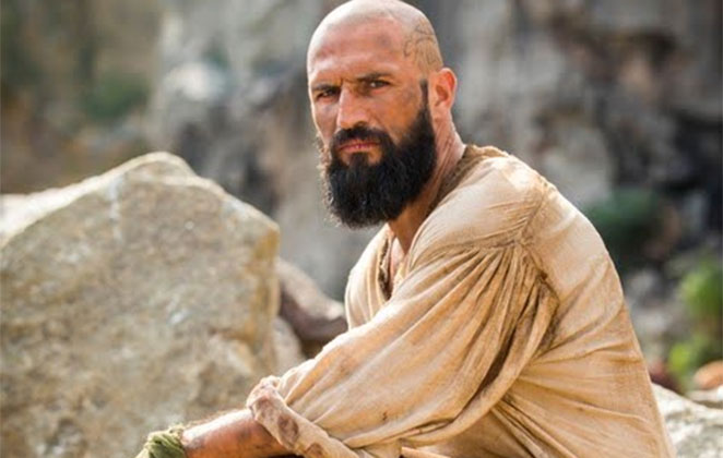 José Fidalgo volta careca para “Deus Salve o Rei”