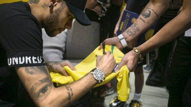 Funcionários da Globo fazem fila para pedir autógrafos a Neymar
