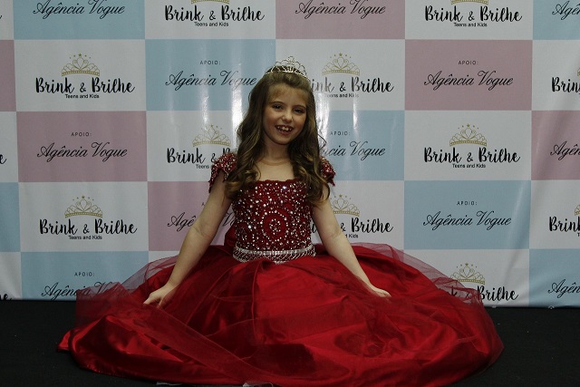 Protagonista de “Carinha de Anjo” reúne mais de duas mil pessoas em desfile