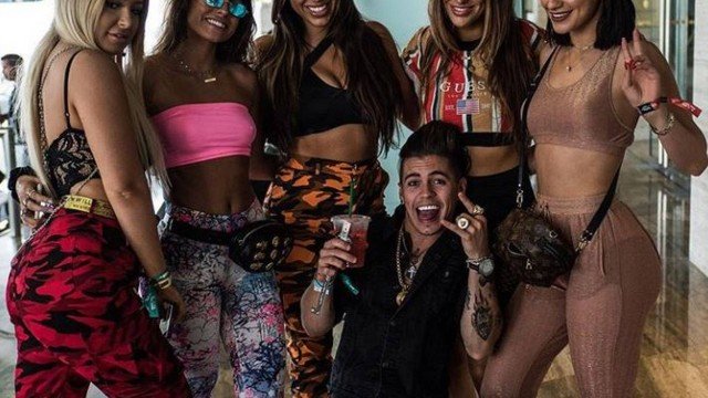 Biel posa com mulheres, manda indireta para ex-esposa e recebe críticas de seguidores: “Cara nojento”