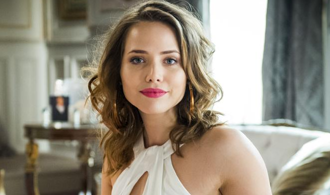 Leticia Colin aparece de aliança e anuncia que está casada com ator