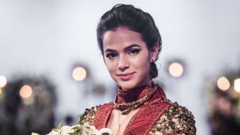 Bruna Marquezine foi direto para os Estúdios Globo após viagem à Rússia