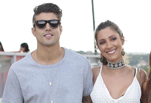 Caio Castro viaja com a namorada para acompanhar os jogos da Copa
