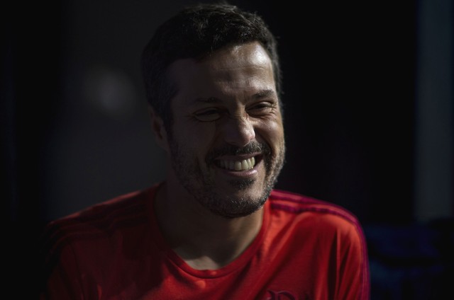 Júlio César é visto em boate e impede cliques para redes sociais