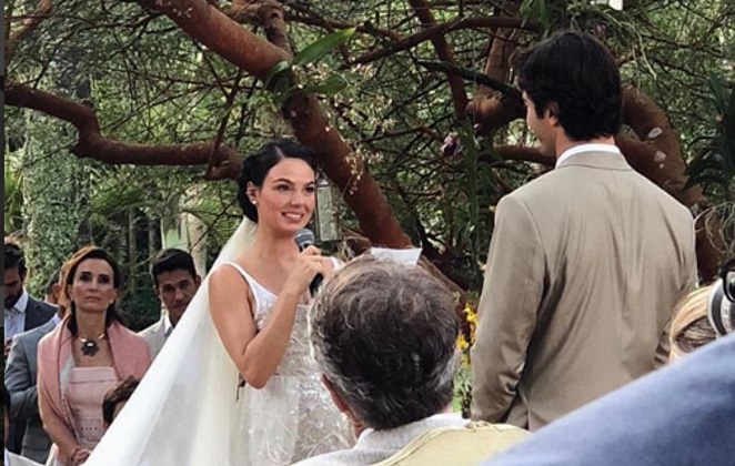 Isis Valverde e André Resende se casam cercado de famosos no Rio
