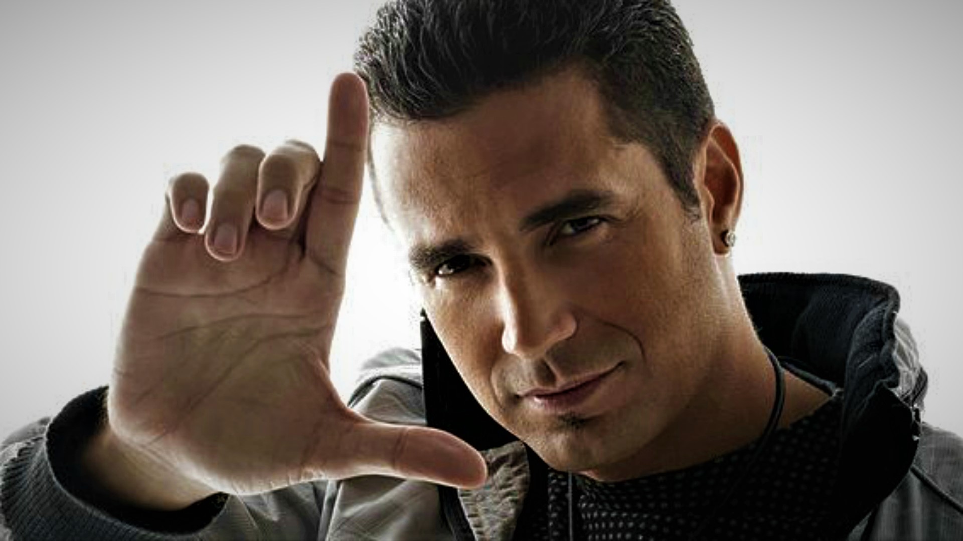 Latino assina com a Record para o elenco do “Canta Comigo”