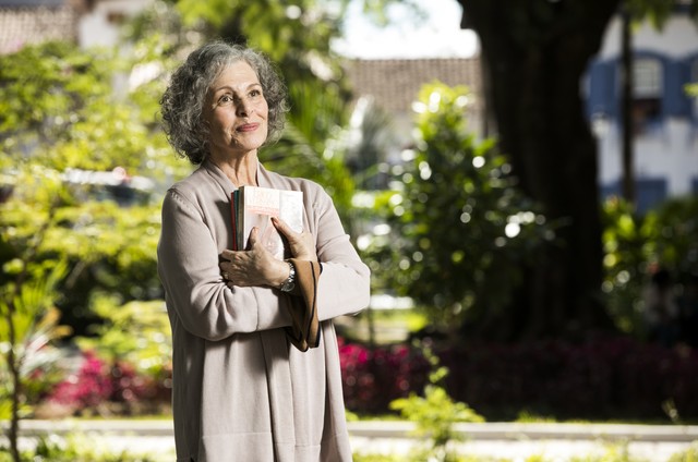 Irene Ravache volta às novelas da Globo como dona de livraria