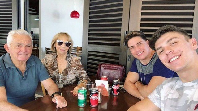 Marcelo Augusto completa 47 anos e comemora ao lado do namorado