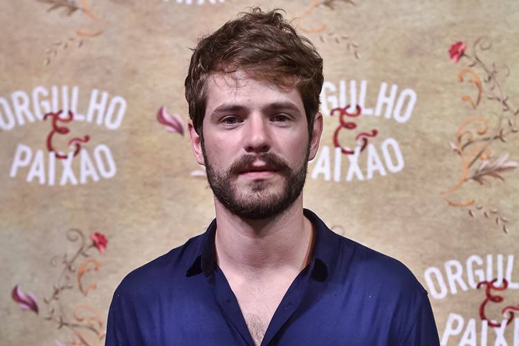 Ex-namorado de Bruna Marquezine é flagrado em momento íntimo com ator da Record