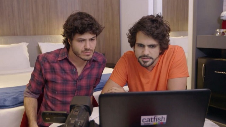 Rapaz pede ajuda do “Catfish Brasil” após noivar pelo whatsapp e o noivo sumir sem dar explicações