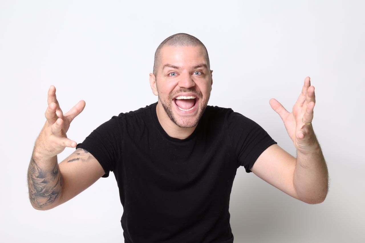 Victor Sarro diz receber muitos nudes masculinos nas redes sociais