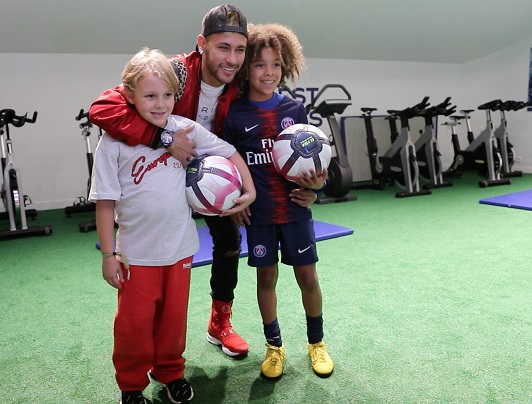 Neymar Jr. realiza sonho de garoto australiano