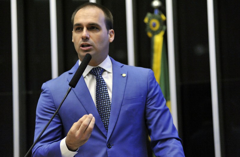 Débora Bergamasco entrevista Eduardo Bolsonaro no “Poder em Foco”