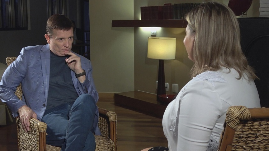 Roberto Cabrini entrevista Joice Hasselmann no “Conexão Repórter”