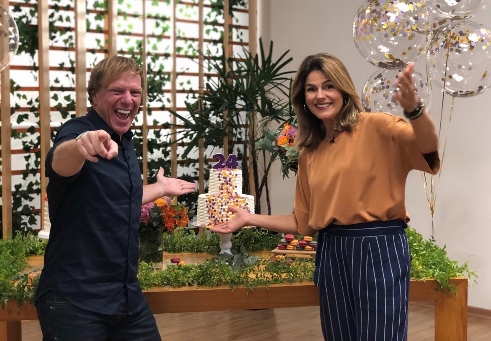 Apresentadores comemoram aniversário do canal Shoptime