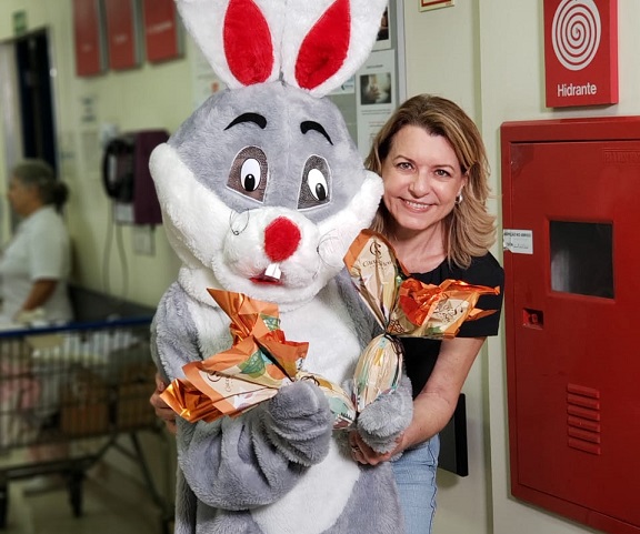Apresentadores da RedeTV! distribuem ovos de chocolate em ação especial de Páscoa