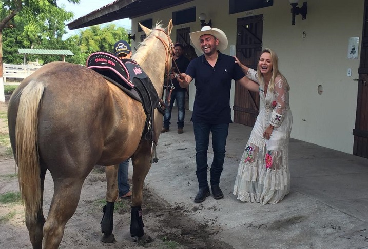 Eliana visita fazenda de Mano Walter neste domingo (19/05)