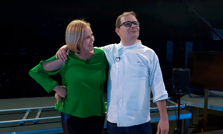 Claudete Troiano surpreende chef de cozinha do programa “Santa Receita”