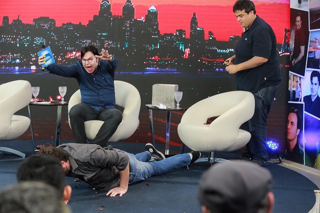 Os melhores momentos da briga de Danilo Gentili e Diguinho Coruja no programa “Em Revista”