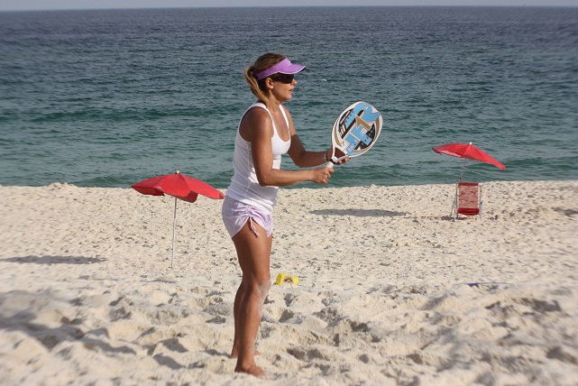 Apresentadora do canal Shoptime disputa campeonato de beach tennis