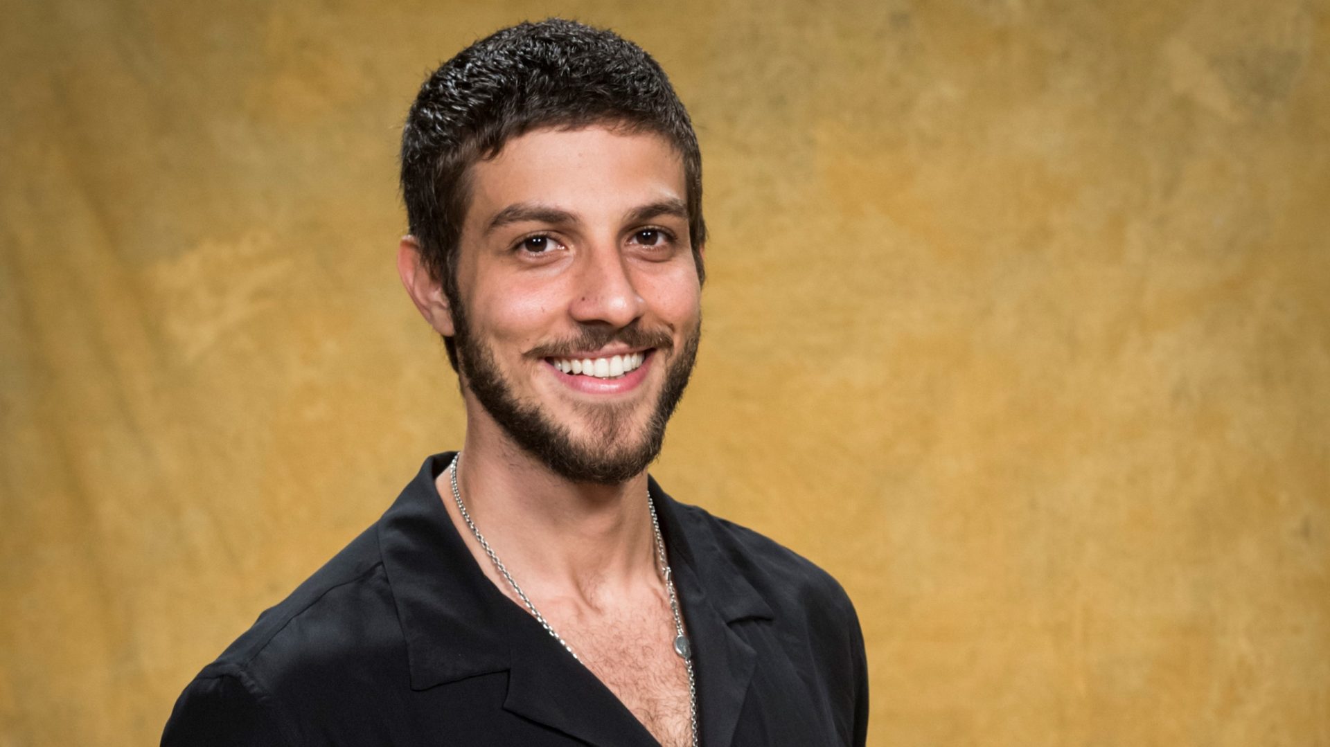 Chay Suede fala sobre a transformação de Danilo em “Amor de Mãe”