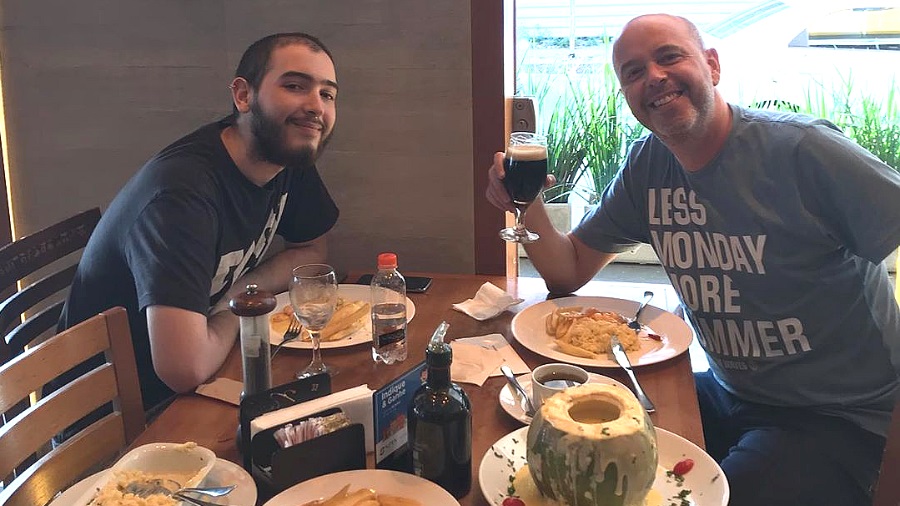 Filho de Alex Escobar acusa o pai de abusos: “Descobriu que eu era gay e passou três meses sem falar comigo”