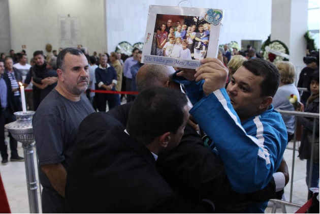 Fã invade área do caixão de Gugu Liberato, pede para ele acordar e depois grita: “Me leva junto”