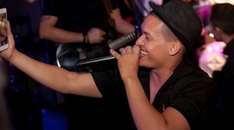 Cantor leva murro na cara após dizer que “Palmeiras não tem mundial”