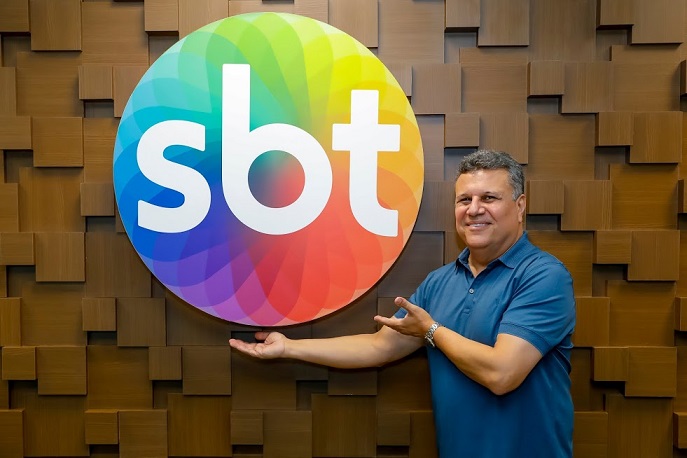 Téo José, Mauro Beting, Ricardo Rocha, Luiz Alano e Mauro Galvão assinam contrato com o SBT