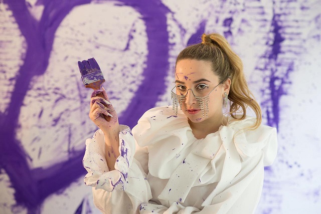 Cantora Manola lança nova música com letra forte sobre autoconhecimento