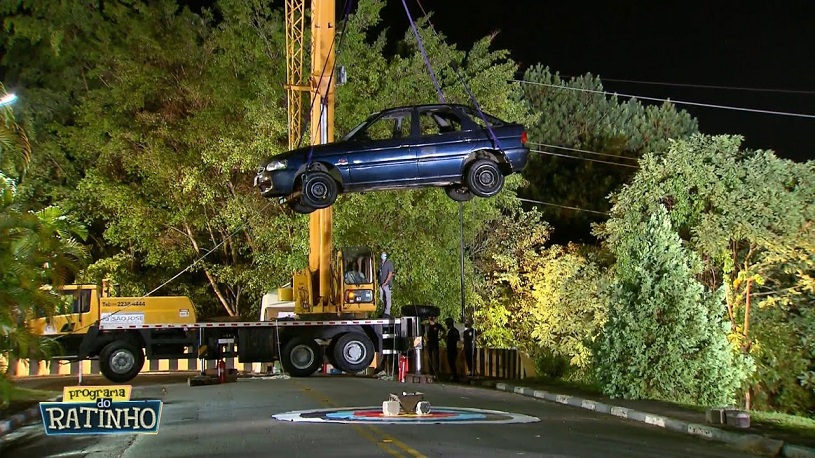 “Programa do Ratinho” exibe game inédito com carro preso por guindaste