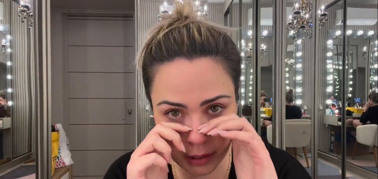 Visivelmente abalada, Ana Paula Renault fala sobre sua demissão do SBT: “Não bati na Flor”