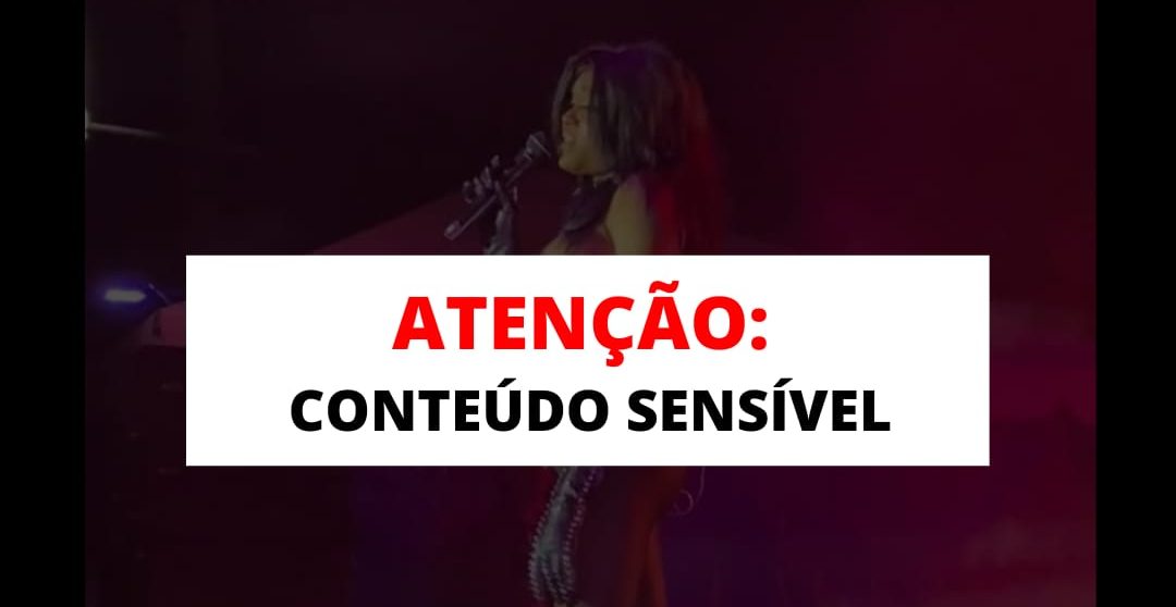 Com os seios de fora, cantora joga microfone no chão, é vaiada e fica suspensa em rede social