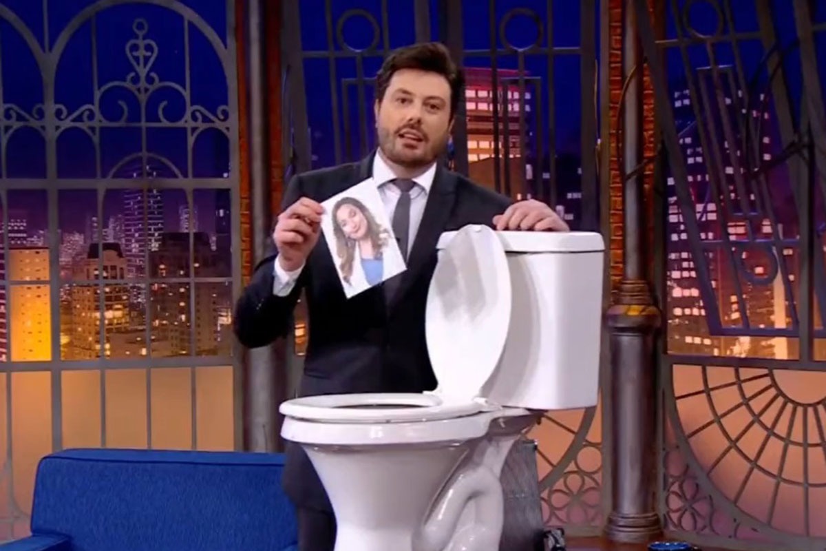 Danilo Gentili coloca foto de Sonia Abrão na privada e manda Diguinho dar descarga