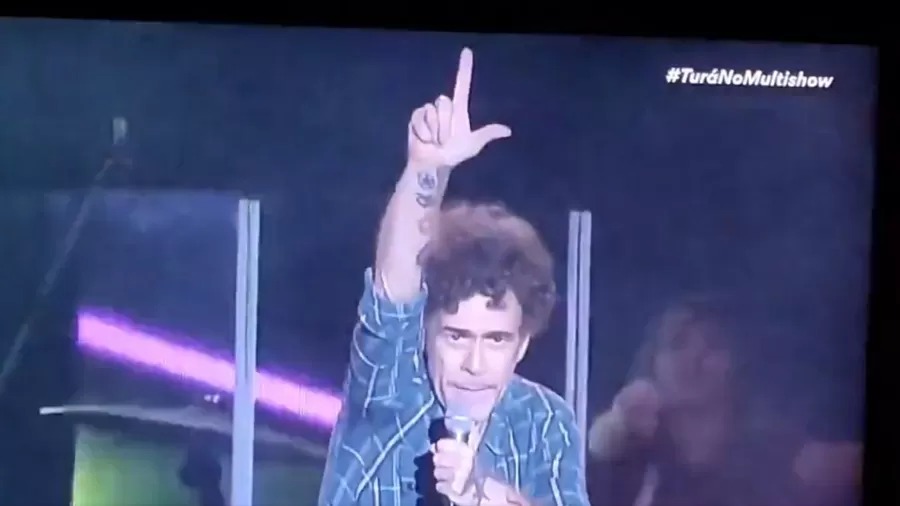 Nando Reis grita “Fora Bolsonaro”, faz “L de Lula” em show e divide opiniões: “Que vergonha!”