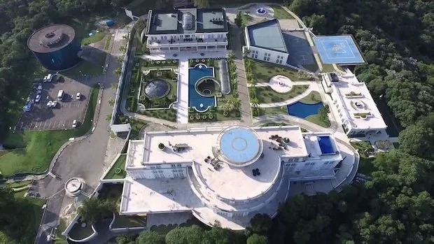 Saiba quem é a apresentadora que tem a maior mansão do Brasil