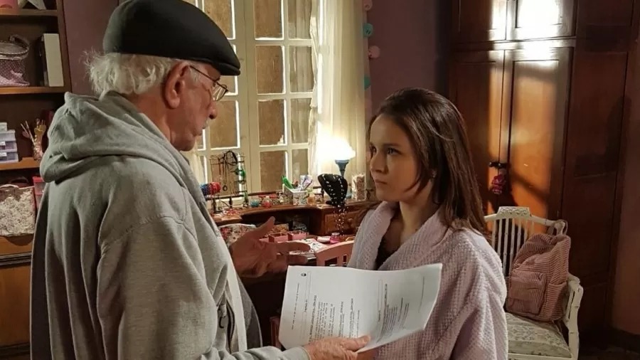 Larissa Manoela presta homenagem para Reynaldo Boury: “Me viu crescer como artista”