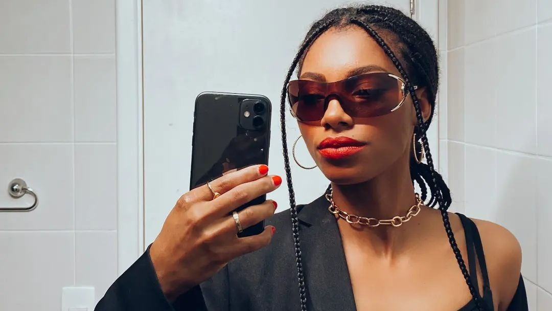 Ex-BBB Tina Calamba quase perde a visão após usar produto capilar