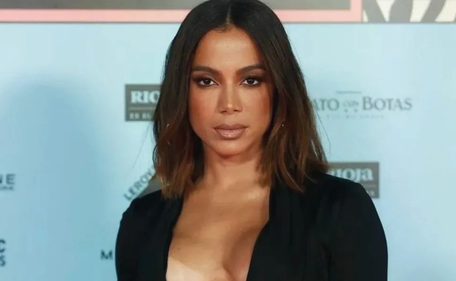 Após detonar a Warner Music, Anitta toma decisão e rompe com a gravadora