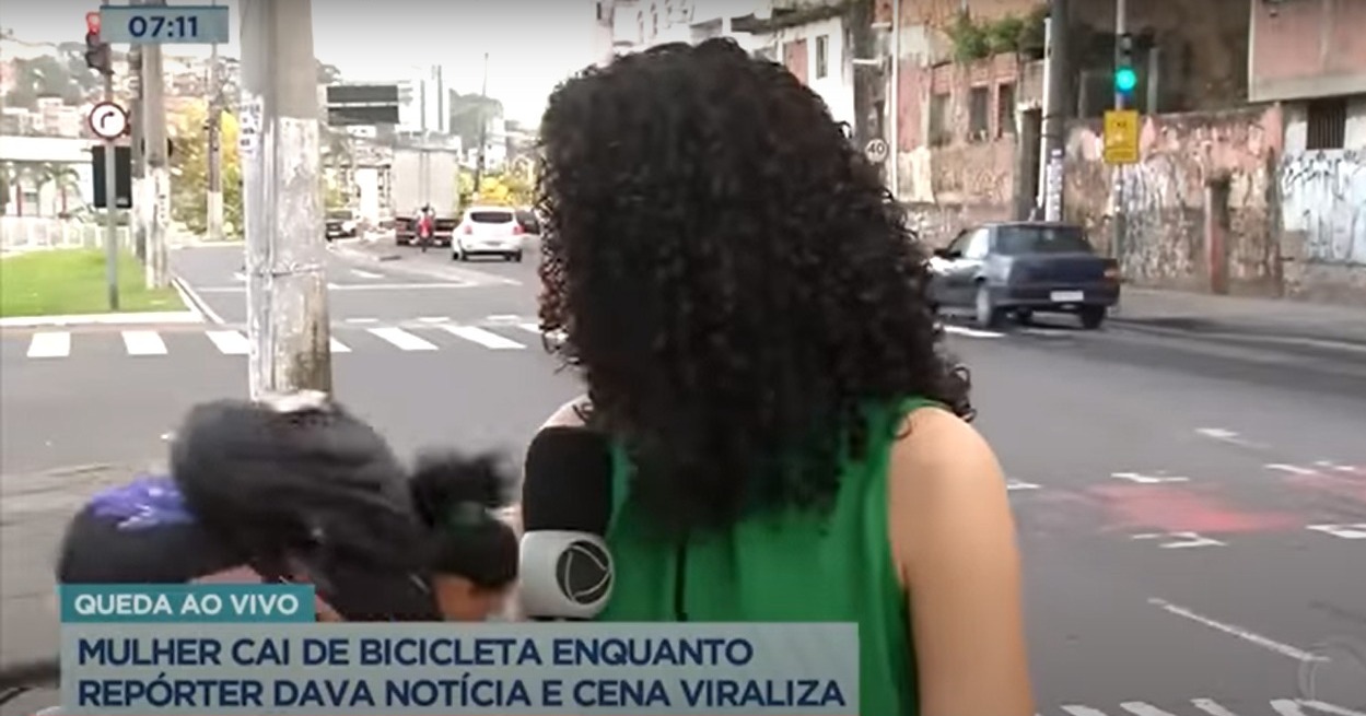 Mulher cai de bicicleta durante reportagem, ao vivo na Record, e tombo viraliza