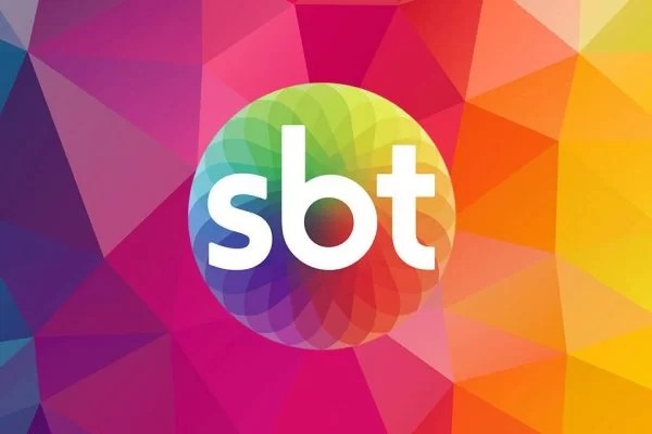 Será que conseguiu? No calor extremo, apresentadora do SBT tentar fritar ovo no asfalto